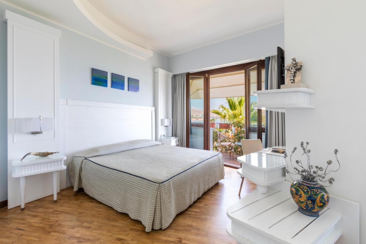 Hotel Lido Degli Scogli โครโตเน ภายนอก รูปภาพ